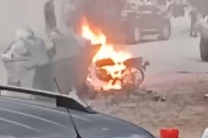 Bursa'da park halindeki motosiklet alev topuna döndü