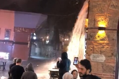 Tarihi çarşıda şelale oluştu