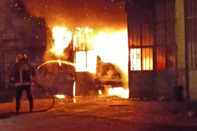 Tamir için bırakılan minibüs alev alev yanarak dükkana girdi