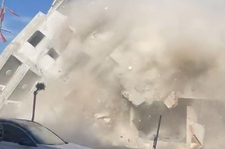 6 katlı bina, bir dokunuşla yerle bir oldu