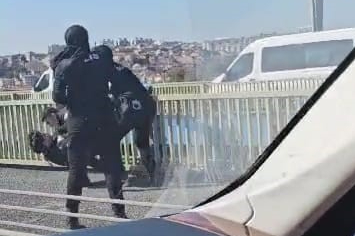 Köprüde intihar girişimini polis böyle engelledi
