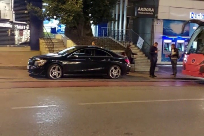 Bursa'da tramvay yoluna park etti, seferleri aksattı