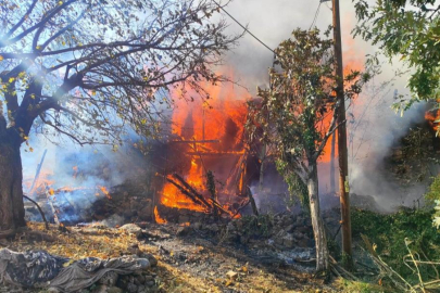Ormanlık alanda çıkan yangın bir evi küle çevirdi