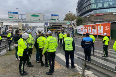 Polis ekiplerinin arasına otobüs daldı: 1 polis şehit oldu
