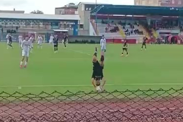 Parende atarak attığı tacı arkadaşı gole çevirdi