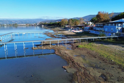 İznik Gölü'nün en büyük iskelesi de karaya oturdu