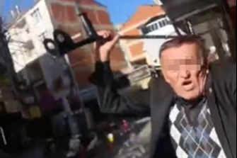 Kiracısını koltuk değneği ile darp etti