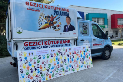 Bursa'da rengarenk elleriyle Gezici Kütüphaneye iz bıraktılar