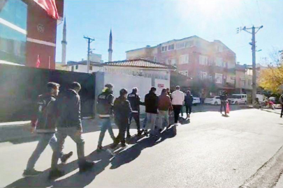 23 düzensiz göçmen ile 2 insan kaçakçısı yakalandı