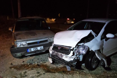 Bursa'da iki otomobil kafa kafaya çarpıştı: 6 yaralı