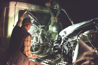 Motosiklet otomobille çarpıştı: 1 ölü, 1 yaralı