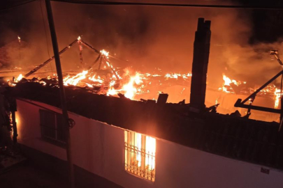 Balıkesir'de 3 bina küle döndü