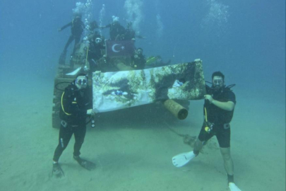 Denizin altında Türk bayrağı ve Atatürk posteri açtılar