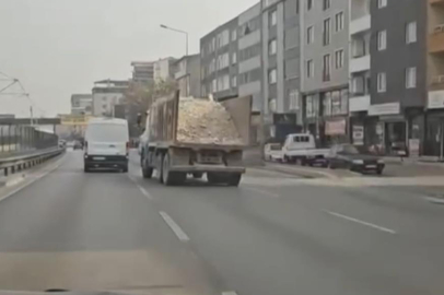 Bursa’da moloz yüklü kamyon tehlike saçtı