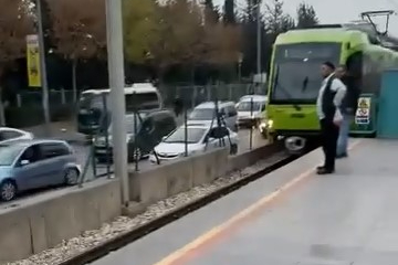 Kamyondan düşen demirler trafik ve metro seferlerini aksattı
