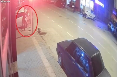 Bursa'da yoldan aldığı tabela ile dükkana saldırdı
