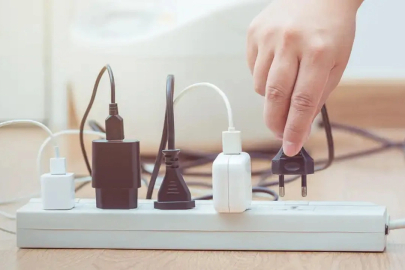 Şarj aletlerini prizde bırakmak tehlikeli mi?