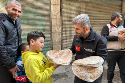 Türk yardım gönüllüleri Halep’te ekmek ve yemek dağıttı