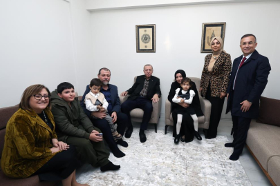 Cumhurbaşkanı Erdoğan depremzede aileye misafir oldu