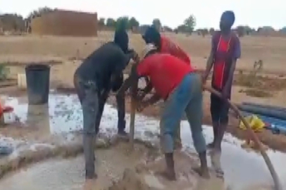 Deprem şehitleri anısına Afrika'da su kuyusu açtırdı