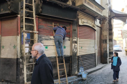 Kepenklerdeki eski Suriye bayrakları kazınıyor
