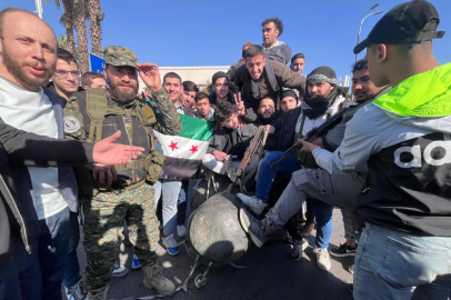 Suriyeliler, Hafız Esad'ın heykelini sürükledi