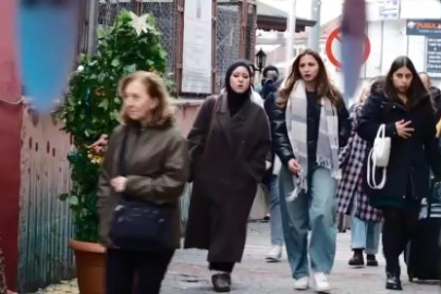 Bursa'da hareketli yılbaşı ağacı hem korkuttu, hem gülümsetti