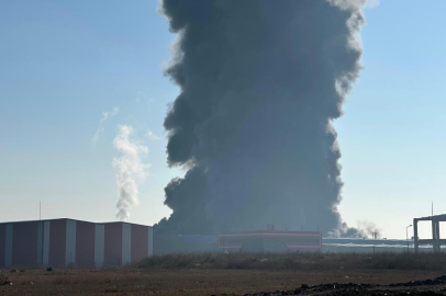 Oyuncak fabrikasındaki yangına müdahale sürüyor