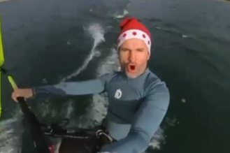 Yeni yılın ilk sabahında İznik Gölü'nde sörf keyfi