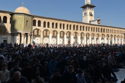 Emevi Camii'nde cuma namazı yoğunluğu