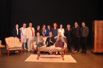 Entrikalı Dolap Komedyası 8. oyununu sergiledi