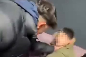 Kan donduran görüntüler: Sağır ve dilsiz çocuğa işkence kamerada