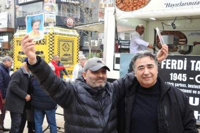 Ferdi Tayfur hayranları lokma dağıttı