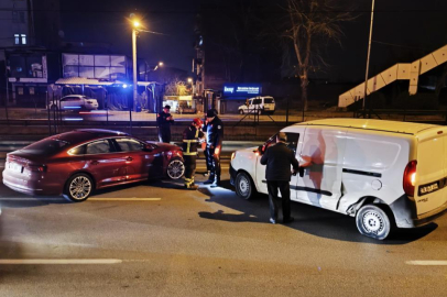 Bursa'da otomobil, ticari araca çarptı: 1 yaralı