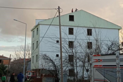 Metruk binanın çatısında tehlikeli oyun