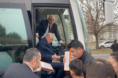 Cumhurbaşkanı Erdoğan çocuklara oyuncak dağıtıp harçlık verdi