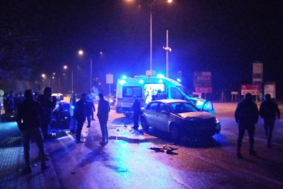 Ambulansa yol vermek isteyen 2 otomobil çarpıştı: 4 yaralı