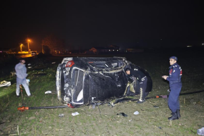 Bursa'da kontrolden çıkan otomobil tarlaya uçtu: 3 yaralı