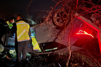 Bursa'da takla atan otomobilden yaralı kurtuldular