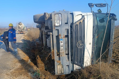 Bursa'da kontrolden çıkan beton mikseri devrildi: 1 yaralı