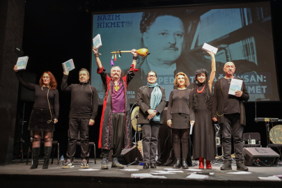 'Mavi gözlü dev' Bursa'da şiirlerle anıldı