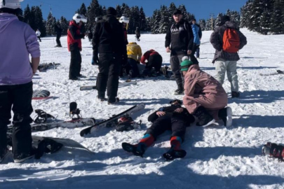 Uludağ'da acemi kayakçılar birbirine girdi: 3 yaralı...