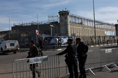 Hamas, 3 İsrailli esiri Kızılhaç’a teslim etti