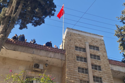 Halep Başkonsolosluğu'nda Türk bayrağı göndere çekildi