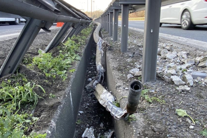 Tankerin çarptığı direk otomobilin üstüne devrildi