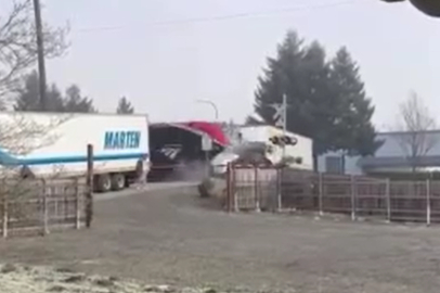 ABD'de yolcu treni hemzemin geçitteki TIR'ı biçti