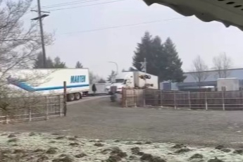 ABD'de yolcu treni hemzemin geçitteki TIR'ı biçti