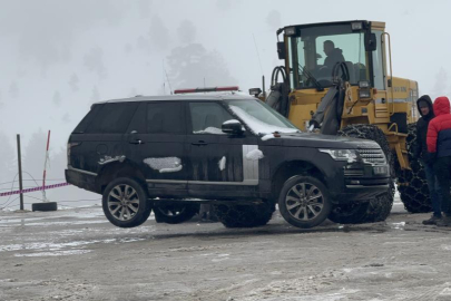 Grand Kartal Otel'de park halindeki araçlar kaldırılıyor