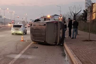 Bursa'da otomobile çarpan ticari araç devrildi: 1 yaralı