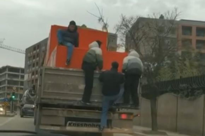 Bursa'da gençlerin tehlikeli yolculuğu kamerada